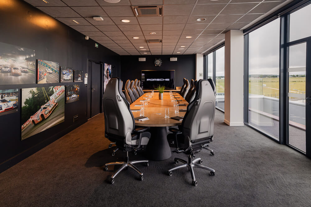 salle de séminaire Porsche avec vue circuit au Mans