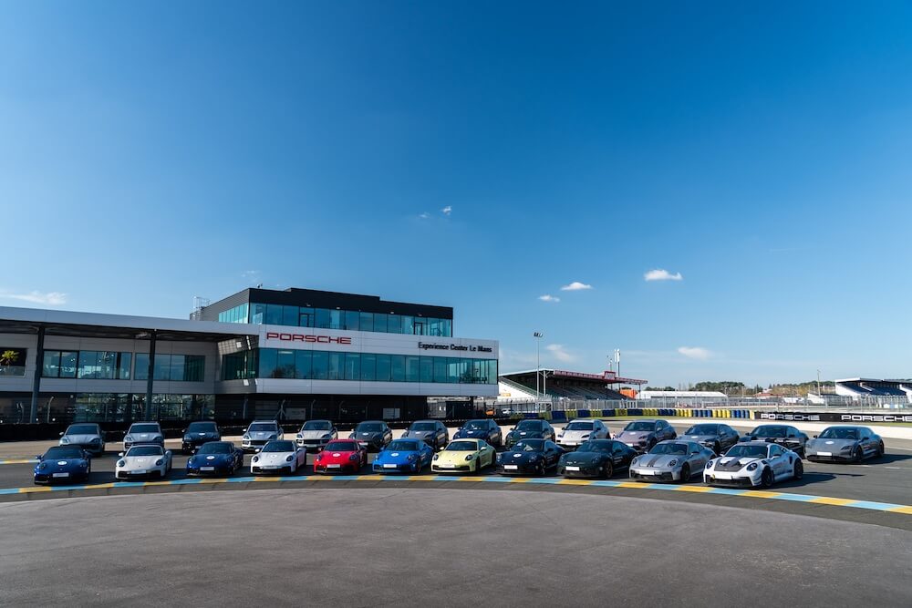 Porsche Experience Center Le Mans extérieur avec voitures alignées 